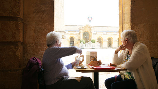 블레넘 궁전의 레스토랑에서 휴식을 취하는 노인들. 사진처럼 그들은 밝은 미래를 바라보고 있다./사진=이서현