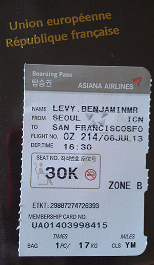 벤자민 레비씨의 아시아나항공 탑승권. 미국에 이민 온 프랑스인으로 프랑스 여권 위에 탑승권이 놓여 있다./벤자민 레비 제공
