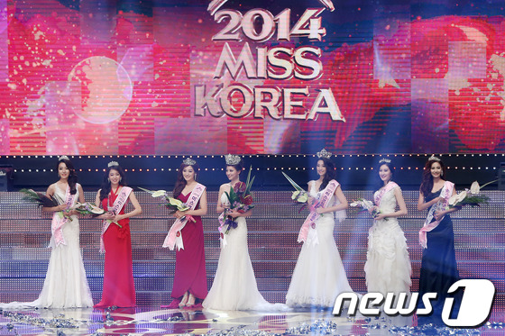 
	15일 오후 서울 송파구 방이동 올림픽공원 올림픽홀에서 열린 2014 미스코리아 선발대회에서 진선미로 선발된 참가자들이 포즈를 취하고 있다. 2014.7.15 스타뉴스/뉴스1 © News1
