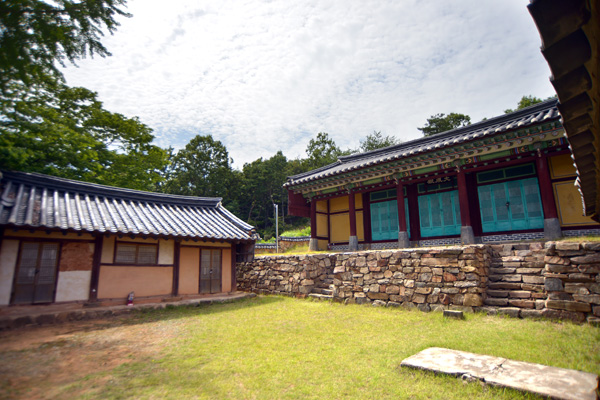 유교의 창시자인 공자의 초상이 봉안돼 있는 교동향교.