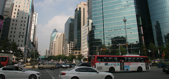 서울 지하철 2호선과 신분당선이 만나는 강남역 네거리 모습