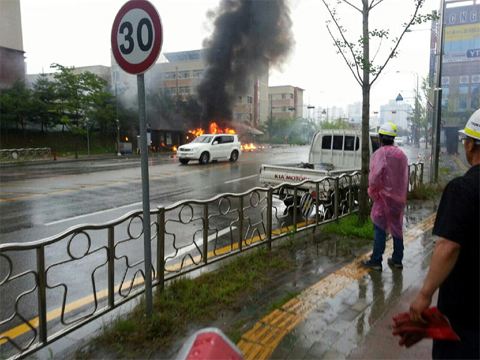 17일 오전 10시54분께 광주 광산구 장덕동 수완지구 한 아파트 인근 도로변 인도에 소방헬기가 추락해 헬기에 타고 있던 조종사 등 5명 전원이 숨졌다. 사진은 사고 직후 헬기가 폭발해 불에 타고 있는 모습./뉴시스(독자 제공)