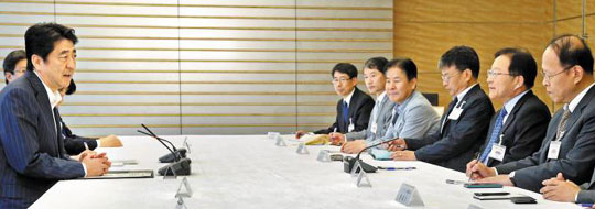 아베 신조 일본 총리가 17일 도쿄 공관에서 일본을 방문한 한국 중진 언론인들과 대화를 나누고 있다.