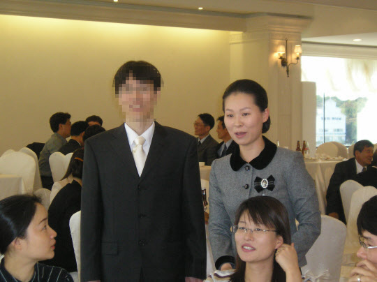 권은희 후보자(왼쪽)과 남편인 남 모씨 결혼식 피로연 사진/ 청석고 총동창회 동호회