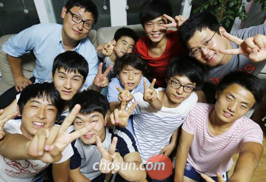 
	서울 성북구 정릉동 자택에서 찍은 탈북 청소년 그룹홈의 ‘가족’ 사진. ‘가족’을 이끄는 김태훈(뒷줄 맨 오른쪽)씨는 “가장 어려운 것이 아이들 밥 짓기”라고 했다. 김도현(뒷줄 맨 왼쪽) 감독의 다큐멘터리 ‘우리 가족’엔 김태훈씨가 밥 짓는 장면이 자주 등장한다
