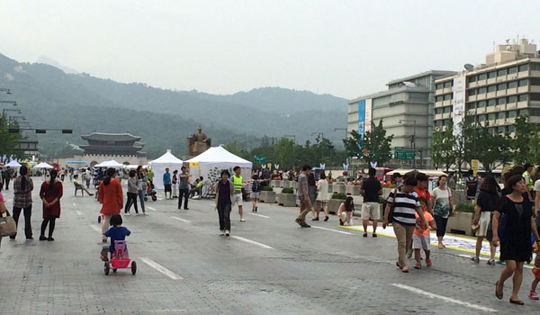 
	광화문은 주말이면 차 없는 거리 행사를 진행한다. 이 수많은 사람이 다니는 도로 아래에는 지하전시관이 있다.
