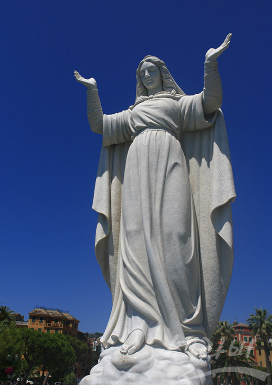 산타 마르게리타 해변의 마리아 상.