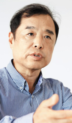 
		노무현 정부에서 청와대 정책실장을 지냈던 김병준 국민대 교수가 1일 서울의 자택에서 위기에 처한 야당의 활로에 대해 말하고 있다. /이태경 기자
