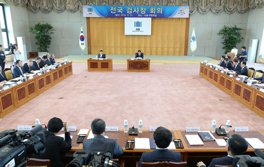 
	2014년 5월 21일 오후 서울 서초동 대검찰청에서 열린 ‘관피아 척결’ 관련 검사장 회의. 김진태 검찰총장은 “관피아 등 민관유착의 근절을 위한 수사에 검찰이 가진 모든 역량을 집중해 유착의 구조적 원인을 제거해 달라”고 당부했다/ 월간조선 DB
