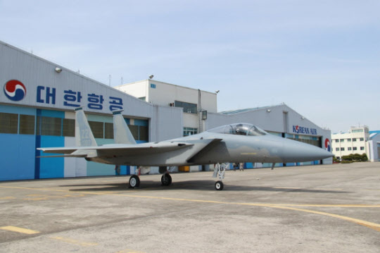 미 공군 F-15 전투기가 노후된 항공기의 배선을 모두 새로운 배선으로 교체하는 리와이어링 작업과 기타 창정비를 마치고, 대한항공 격납고 앞에서 최종 출고를 대기하고 있다. /대한항공 제공