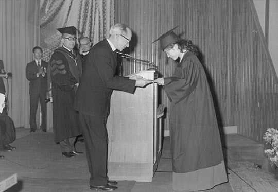 1974년 2월 21일 서강대 이공대를 수석으로 졸업한 박근혜.