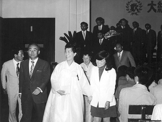 1972년 5월 12일 학생회 초청으로 경희대를 방문한 육영수 여사.