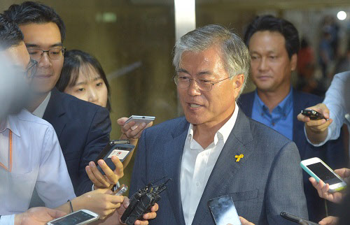 문재인 새정치민주연합 의원이 지난 11일 당 의원총회가 끝난 뒤 나오면서 기자들의 질문을 받고 있다. /뉴시스