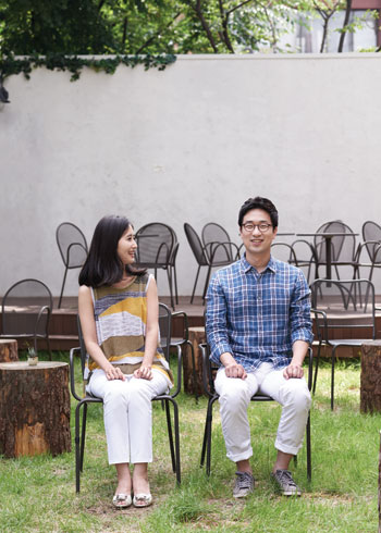 
	[여성조선] 정석문·김지영 부부, 아나운서와 판사가 만나 사는 법
