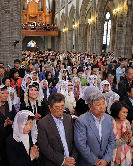 한국의 천주교 신자는 544만명으로 2012년보다 8만명이 늘었다. 사진은 서울 명동성당에서 미사를 보는 신도들. /허영한 기자