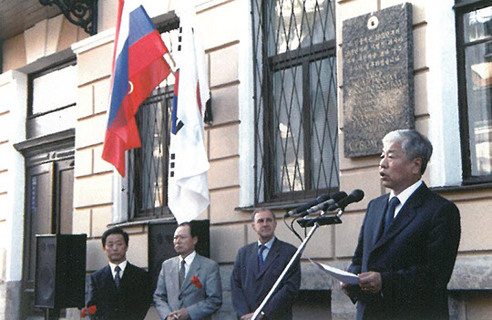 2002년 7월, 한·러 친선특급열차 행사 때 정태익 대사가 초대 주러 공사관 현판 부착식에 참석해 연설을 하고 있다.