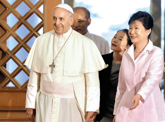 
	박근혜 대통령이 14일 오후 청와대를 찾은 프란치스코 교황을 맞아 본관으로 안내하고 있다. 이날 교황은 면담 후 연설에서는 “희망은 얼마나 위대한 선물이냐”고 역설했다
