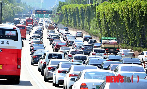 '광복절 연휴' 고속道 지·정체 몸살…서울→부산 7시간25분