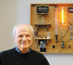 MIT 연구실에서 만난 폰 히펠 교수는 마치 학생에게 설명하듯 나직한 목소리로 조곤조곤 설명을 이어갔다. 연구실 벽에는 오래된 전기기기 부품과 배전판 등을 모아 장식용처럼 만든 선반이 걸려 있었다. / 오윤희 기자