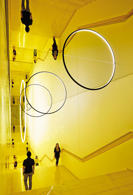 고미술상설전시실과 현대미술상설전시실을 잇는 계단에 설치된 덴마크 작가 올라퍼 엘리아슨의 빛 조각 ‘중력의 계단’. 반원 형태 조명이 벽면과 천장에 설치된 거울에 반사되도록 해 태양계를 형상화했다. 맨 앞쪽 큰 고리는 태양을, 나머지 고리는 수성·금성·지구 등 행성을 나타낸다