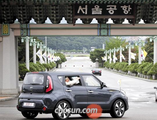 
	떠날 때도… 소형차 떠날 때도 쏘울이었다. 프란치스코 교황이 18일 출국을 위해 서울공항으로 들어서며 차창을 열고 길가의 시민들에게 손을 흔들고 있다
