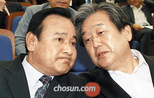 여야가 19일 세월호특별법에 합의한 직후 열린 새누리당 의원총회에서 김무성 대표(오른쪽)와 이완구 원내대표(왼쪽)가 얘기를 나누고 있다