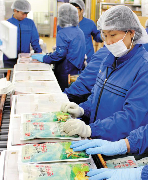 경기도 광주에 있는 이마트 미트센터에서 직원들이 추석 선물용 한우 선물세트에 보랭제 대신 꽁꽁 얼린 사골 국물 팩을 넣으며 포장 작업을 벌이고 있다.