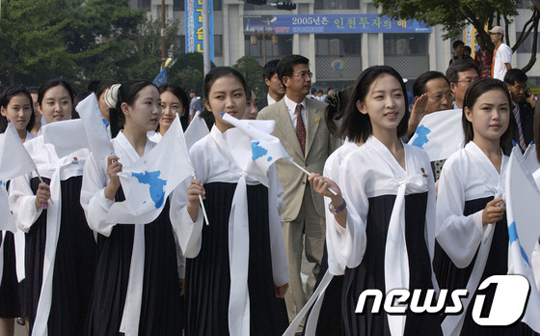 지난 2005인천동아시아육상선수권 대회에 북한 선수단을 응원하러 인천을 방문한 북한 미녀응원단. 김정은 국방위원회 제1위원장의 부인 리설주(사진 맨 오른쪽)도 당시 응원단으로 인천을 방문했다.