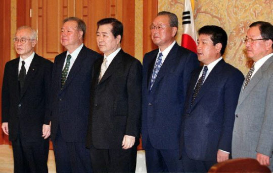 김대중 대통령이 1999년 7월 1일 청와대로 전경련 회장 등 경제 5단체장을 초청, 면담을 갖기 앞서 함께 포즈를 취하고 있다. 가장 왼쪽이 김우중 회장/조선일보 DB