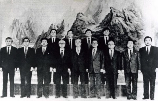 북한을 방문중인 김우중 대우그룹회장과 수행원등 일행 10명이 1992년 김일성을 만나 찍은 사진. 앞줄 한가운데의 김일성 왼쪽이 김우중 회장이다/조선일보 DB