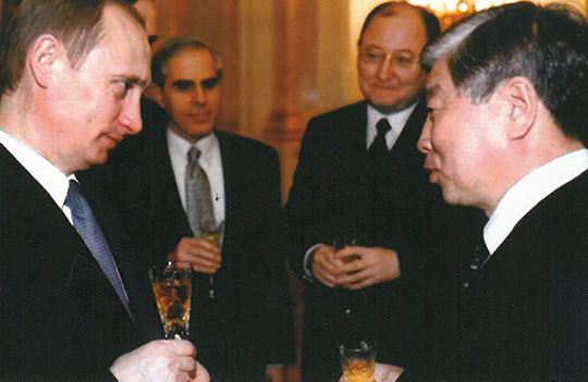 블라디미르 푸틴 러시아 대통령과 정태익 대사(오른쪽)가 담소를 나누고 있다.