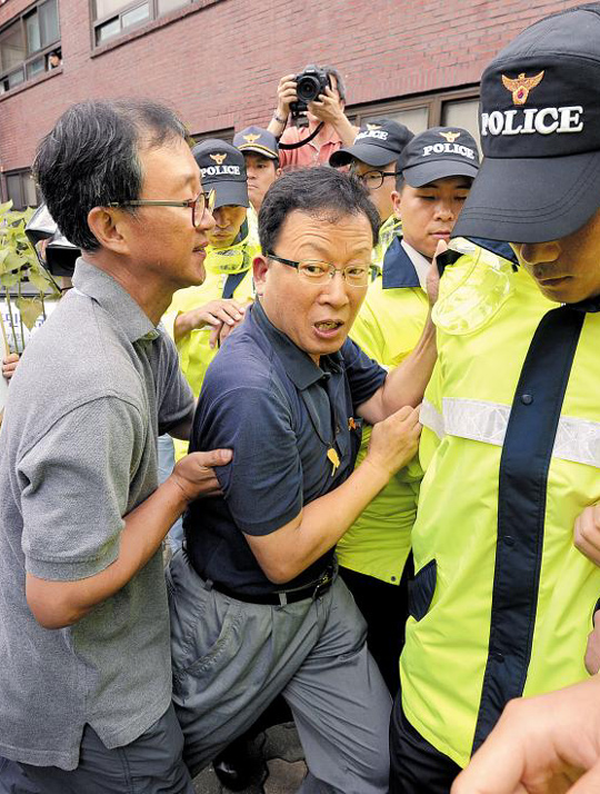 
	21일 오후 서울 종로구 청운효자동 주민센터 앞에서 노동·문화예술·법조·종교·언론·학계 인사 170명이‘수사권·기소권이 보장된 특별법을 제정하라’는 내용의 기자회견을 가진 뒤 청와대 방향으로 행진하려다가 경찰과 충돌하고 있다.
