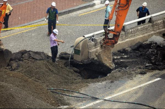 석촌지하차도에서 발생한 싱크홀/사진=윤동진 기자