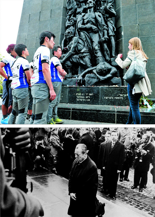 ‘원코리아 뉴라시아 자전거 평화 대장정’원정대원들이 지난 22일 폴란드 바르샤바에 있는 유대인‘게토’희생자 추모탑을 방문해 현지 대학생 가이드로부터 빌리 브란트 전(前) 서독 총리의 일화를 듣고 있다. 아래 사진은 1970년 12월 폴란드를 방문한 브란트 총리가 같은 장소에서 유대인 희생자를 위해 무릎을 꿇고 헌화하는 모습.