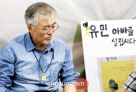 
		새정치민주연합 문재인 의원이 24일 서울 광화문광장에서 ‘유족들이 동의하는 세월호 특별법’을 요구하며 6일째 단식 농성을 하고 있다. /성형주 기자
