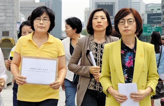 
	새정치민주연합 유승희, 은수미 의원 등 일부 여성의원들이 24일 대통령의 세월호 유족 면담을 요구하는 기자회견을 마친 뒤 청와대로 향하고 있다
