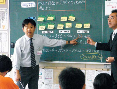  산수 시간엔 교사 2명 일본 아키타현의 한 초등학교에서 교사 2명이 산수 수업을 진행하고 있다. 한 교사가 수업을 주도하면, 다른 교사는 학생들의 일대일 지도를 돕는 방식이다