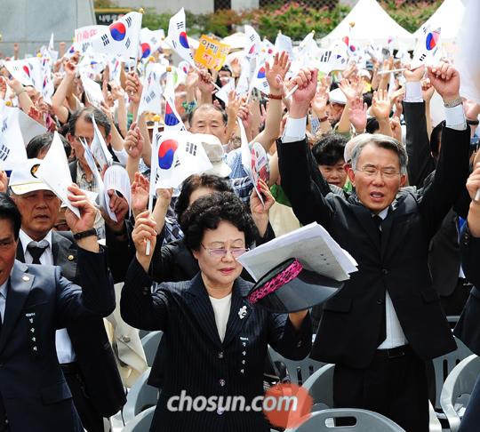 
	29일 서울 세종로공원에서 열린 ‘경술국치 104주년 추념식’에서 광복회 회원들이 일본 아베 정권을 규탄하고 만세 삼창을 하고 있다
