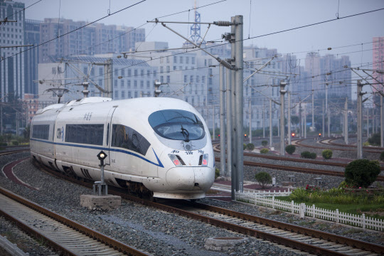 지난해 말 기준 중국의 고속철도 운행 구간 총 연장은 1만 km를 넘어섰다. 베이징-텐진 사이를 운행하는 고속열차의 모습/ 블룸버그 사진