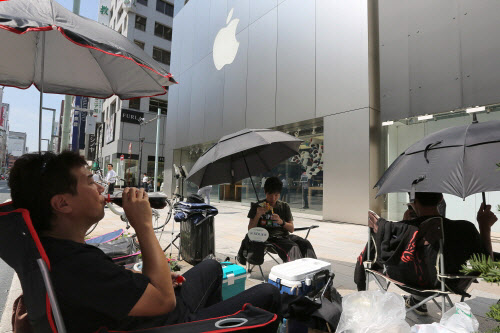 일본 도쿄 긴자에 위치한 애플 직영점 앞에서 애플의 새 스마트폰 아이폰6와 아이폰6 플러스의 예약 판매 신청을 하기 위해 모여있는 사람들의 모습. 지난 4일부터 줄을 서기 시작했다. /블룸버그
