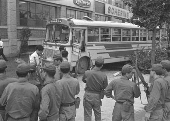 1971년 8월 23일 실미도에서 훈련을 받던 특수 부대원들이 부대를 탈출할 때 이용했던 버스. 마이클 리는 미국 502군사정보단 소속 문관으로 실미도 사건을 조사했다.
