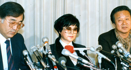 1986년 5월 15일 미국 워싱턴 워터게이트 호텔에서 북한 탈출 63일 만에 기자회견을 갖고 있는 신상옥-최은희씨 부부. 마이클 리는 신상옥 감독 부부가 북한 탈출 후 한국이 아닌 미국행을 택한 것은 “김정일이 자신들을 죽일지도 모른다는 생각” 때문이었다고 밝혔다.