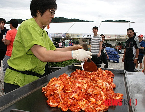 강원 춘천시 송암스포츠타운에서 열리고 있는 닭갈비막국수축제장에는 많은 관광객들이 찿아 성황을 이뤘다. 이날 행사장에서 100인분 닭갈비 만들기를 선보이고 있다.