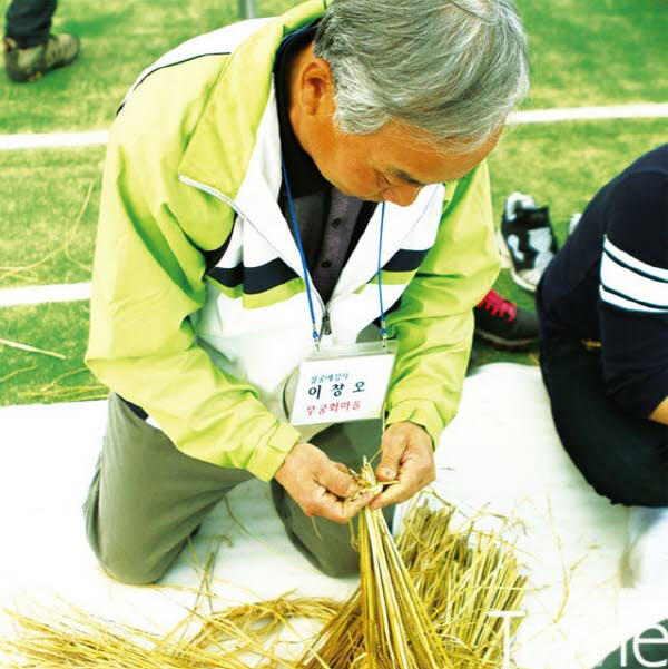 보다 못한 마을 할아버지가 참가자의 계란꾸러미를 손수 손봐 주신다