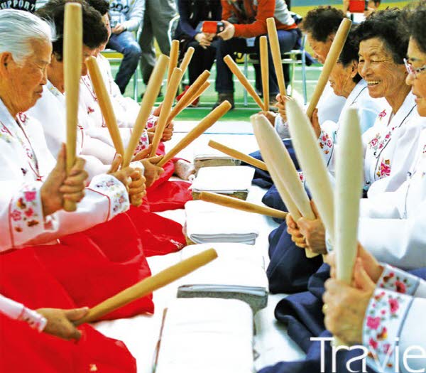 할머니들의 다듬이 소리에는 여전히 삶의 애환이 담겨 있었다