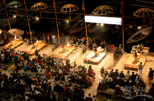 다섯 번의 제사가 치러지고 2시간 동안 불꽃과 향으로 채워지는 차트푸자(chatt puja).