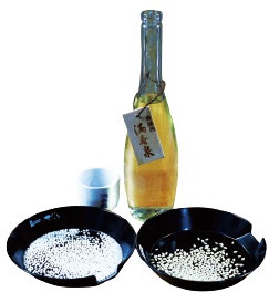 사케 맛은 현미의 도정률에 따라 완전히 달라진다. 오른쪽은 도정 전의 현미, 왼쪽은 도정 후의 쌀알이다.