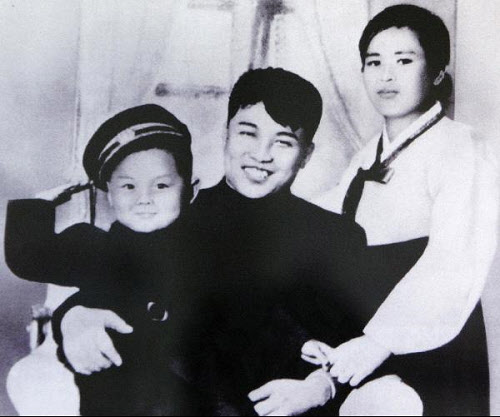 젊은 시절 김일성의 가족 사진. 왼쪽은 아들 김정일, 오른쪽은 부인 김정숙. 김정숙은 1949년 사망한 것으로 알려졌다.