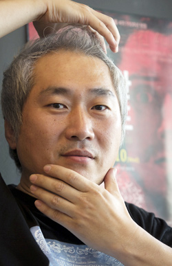 연출가 전훈은 “체호프의 초기작들은 당대의 사회적 문제점을 대중에게 효과적으로 전달하기 위해 쓴 ‘쉬운 체호프’라고 할 수 있다”고 말했다