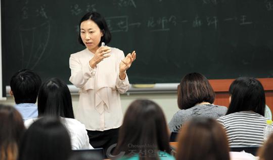 건국대 학생들이 베스트 교수로 뽑은 쑨양훙 교수가 23일 건국대 강의실에서 한국사를 가르치고 있다.